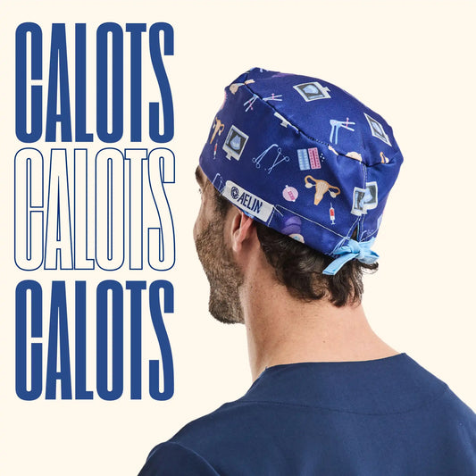 Bonnet de scrubs à motifs bleus.