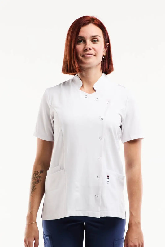 Blouse médicale Aurelia femme blanche stretch ultra douce avec col officier asymétrique à pressions