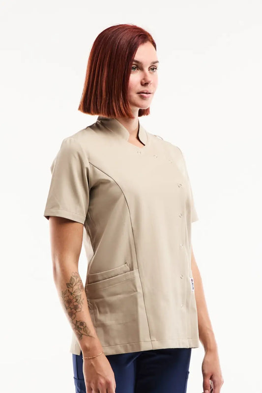 Blouse médicale femme Aurelia sable, col officier asymétrique à pressions, stretch ultra douce