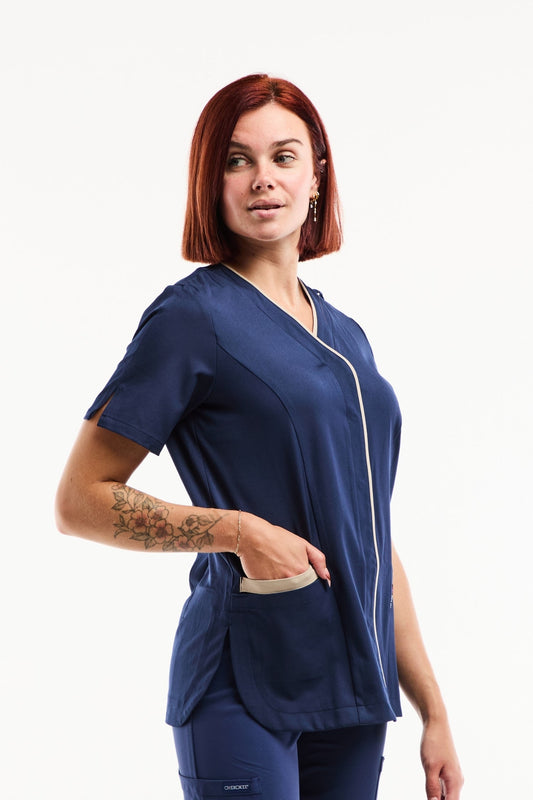 Blouse médicale Serena bleu marine avec piping blanc et poches