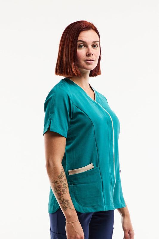 Blouse médicale Serena femme en bleu turquoise stretch ultra douce avec accents argentés et poches