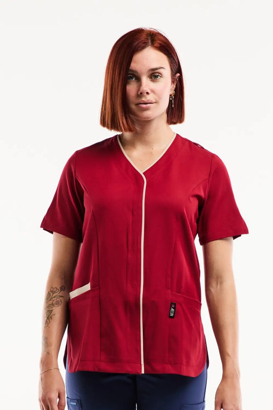 Blouse médicale femme Serena bordeaux avec fermeture éclair blanche et poches