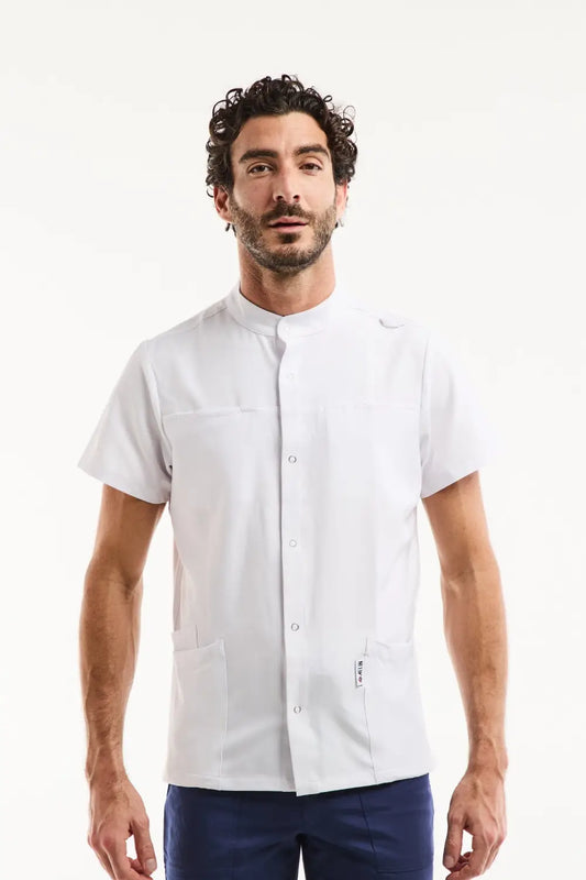 Blouse médicale homme blanche à col officier moderne, tissu technique stretch ultra doux