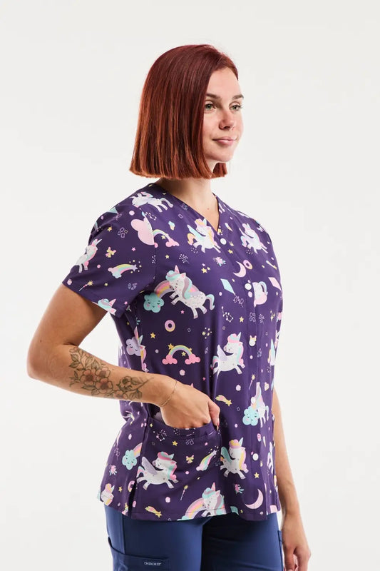 Tunique médicale imprimée femme motifs magiques violet licornes