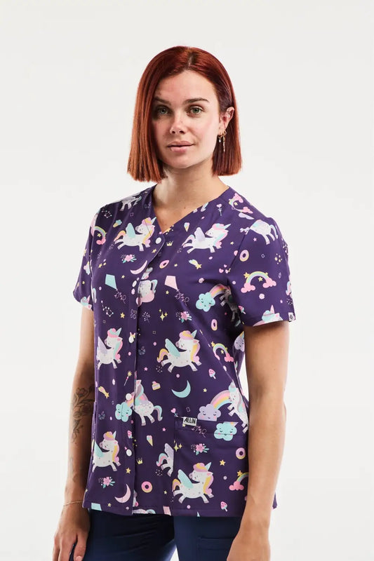Tunique médicale imprimée femme motifs magiques violet licornes