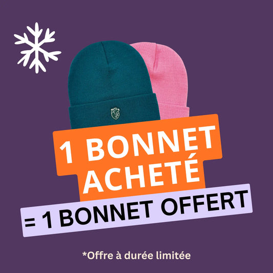 Bonnes chaudes en maille bleu canard et rose avec de petits logos brodés.