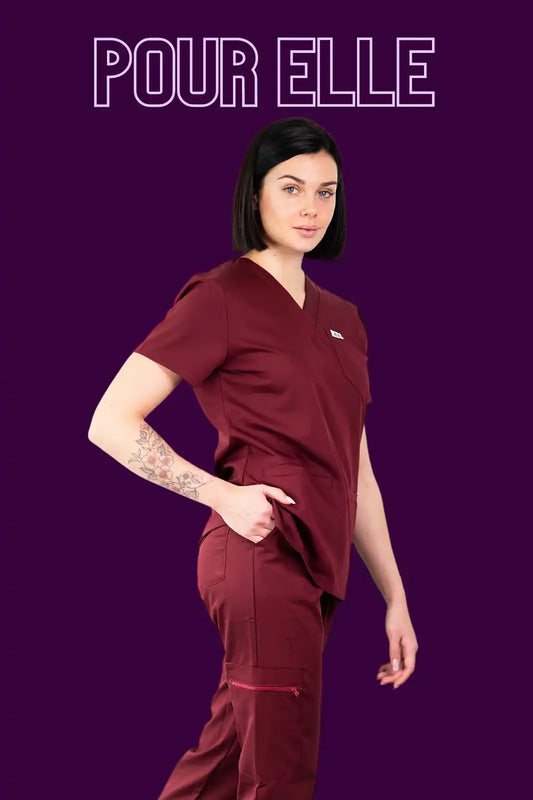 Uniforme médical bourgogne avec manches courtes et pantalon style cargo.