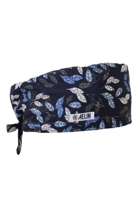 Calot médical bleu foncé avec motif plumes blanches sur fond marine élégant