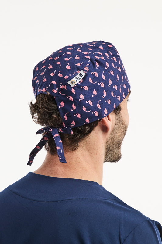 Calot médical Aelin bleu marine avec flamants roses pour cheveux courts