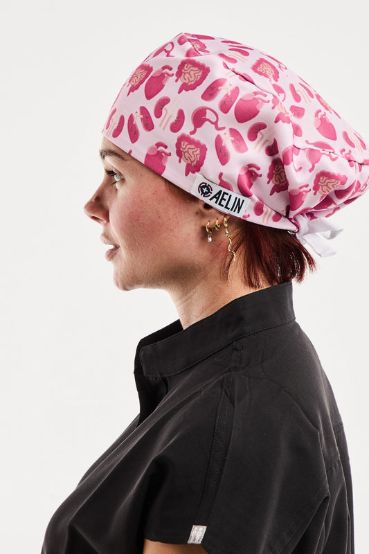 Calot médical rose collection art Médical Aelin, imprimé fraises, logo blanc, tassel argent