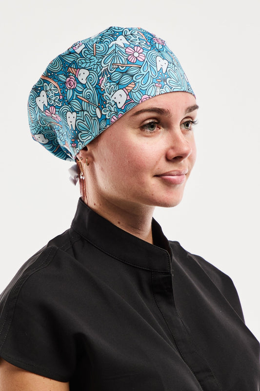 Calot médical Aelin collection art avec fleurs roses et dents blanches