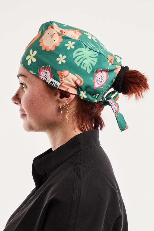 Calot médical imprimé vert avec koalas, pitaya et feuilles tropicales