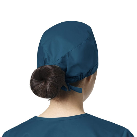 Femme portant un calot médical WonderWink bleu Caraibes facile à entretenir contre contaminations