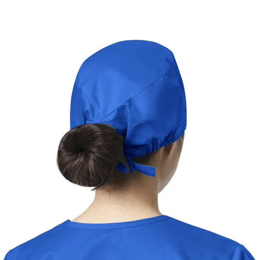 Femme portant un calot médical WonderWink bleu royal, facile à entretenir contre les contaminations