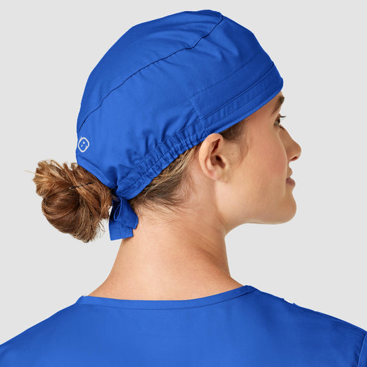Femme portant un calot médical WonderWink bleu royal, facile à entretenir, sans contaminations