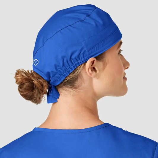Femme portant un calot médical WonderWink bleu royal, facile à entretenir, sans contaminations