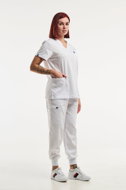 Femme portant le pantalon médical jogger EMMA dans une tenue médicale blanche