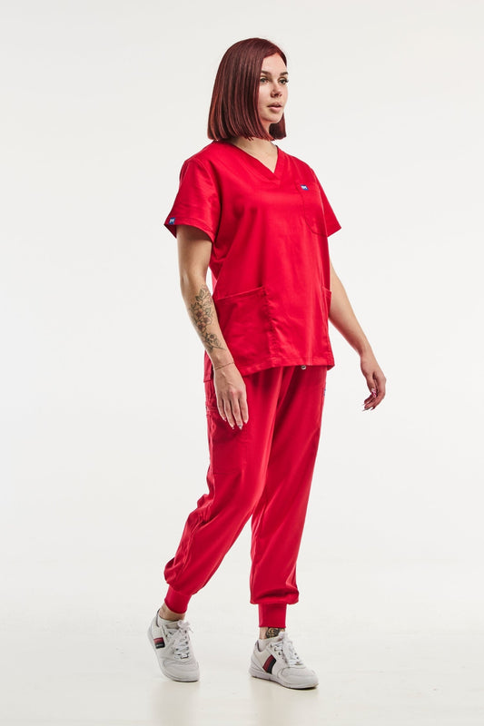 Photo d’une tenue médicale rouge EMMA Jogger pour femme, idéale pour tunique médicale