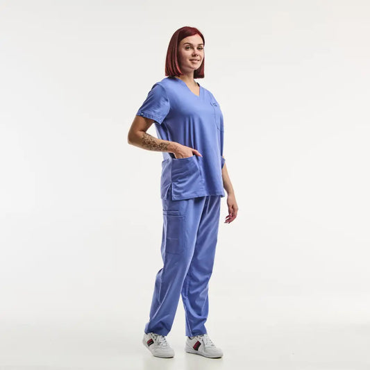 Tenue médicale pour femme en bleu, comprenant un pantalon médical ajusté et une tunique