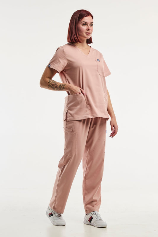 Pantalon médical ajusté Emma en rose clair, vêtement médical pour femme