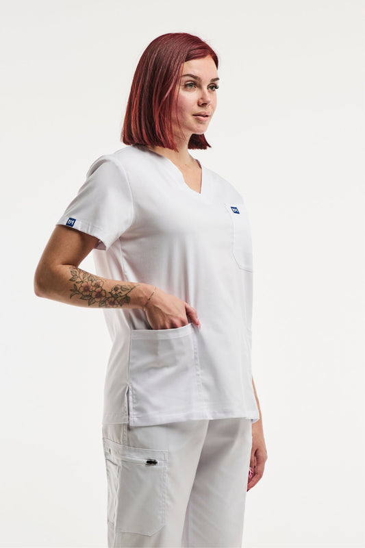 Femme portant EMMA Tunique médicale col blanc avec poches, idéale pour professionnelle de santé