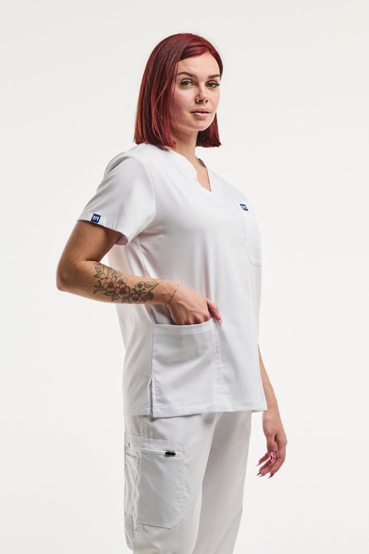 Femme portant une tunique médicale col blanc pour femme, modèle EMMA