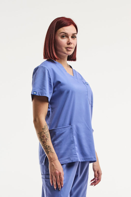 Tunique médicale col EMMA pour femme en bleu, idéale pour un usage professionnel