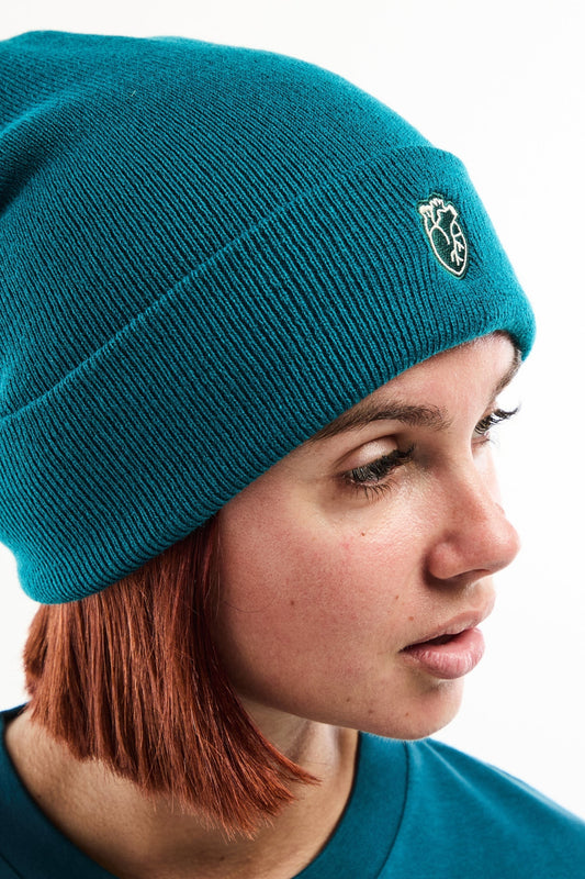 Bonnet cœur anatomique brodé édition limitée en teal avec logo