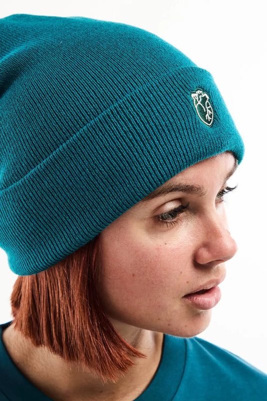 Bonnet cœur anatomique brodé édition limitée en teal avec logo