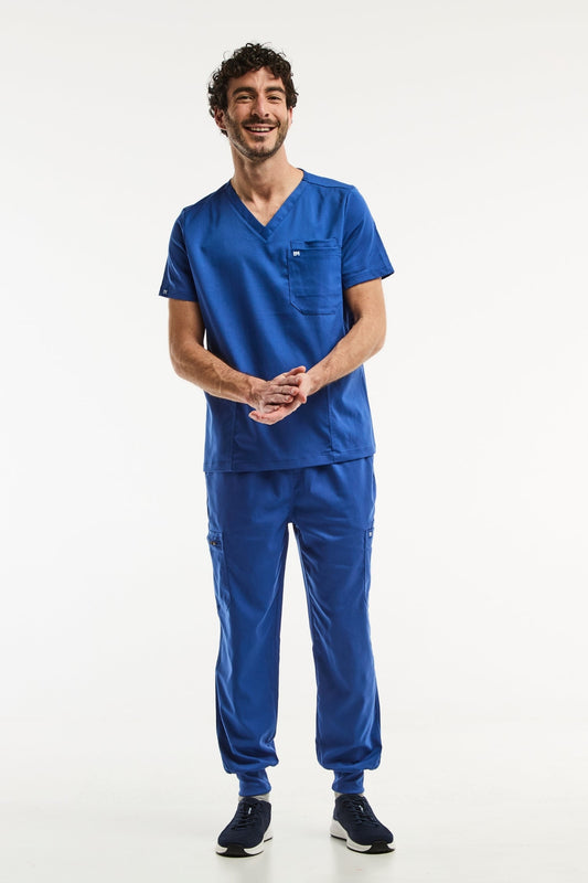 Homme en blue scrubs portant le LUCA Jogger, ensemble médical complet Bleu roi