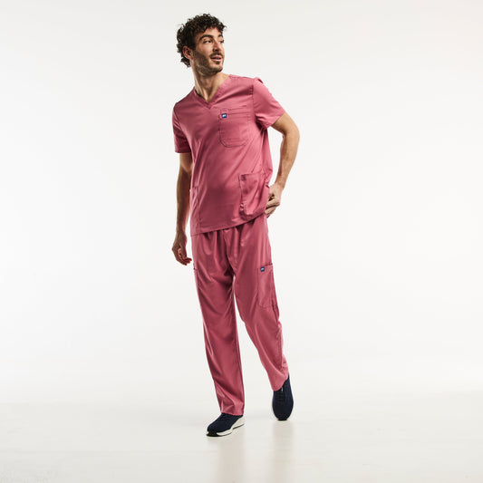 Man in pink scrubs, LUCA tenue médicale répondant aux exigences avec tunique col