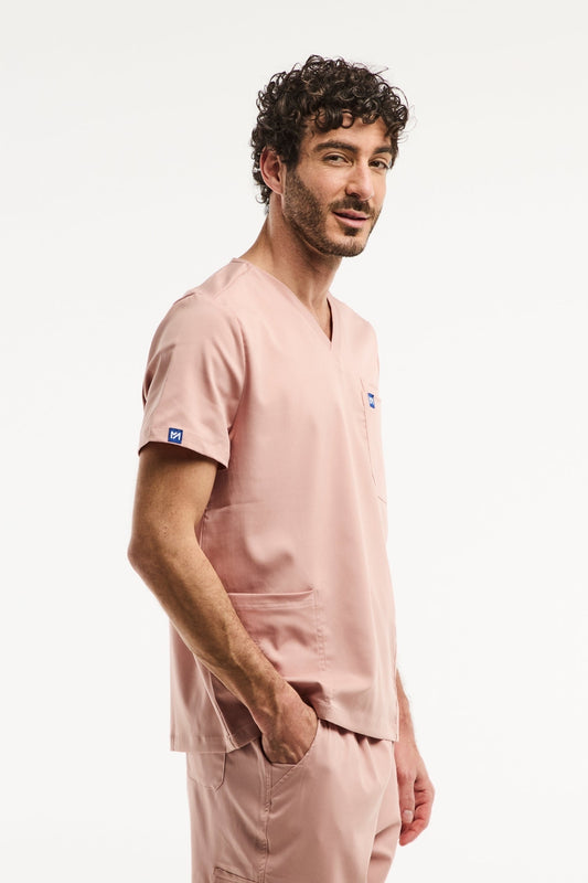 Tunique médicale col homme en rose clair, parfaite pour le milieu médical