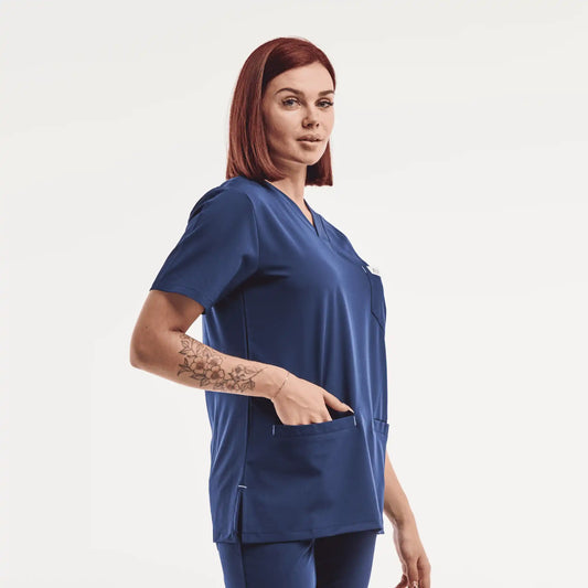 Blouse médicale bleu marine.