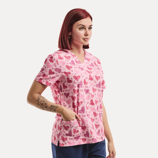 Tunique en scrub à motif de cœurs roses.