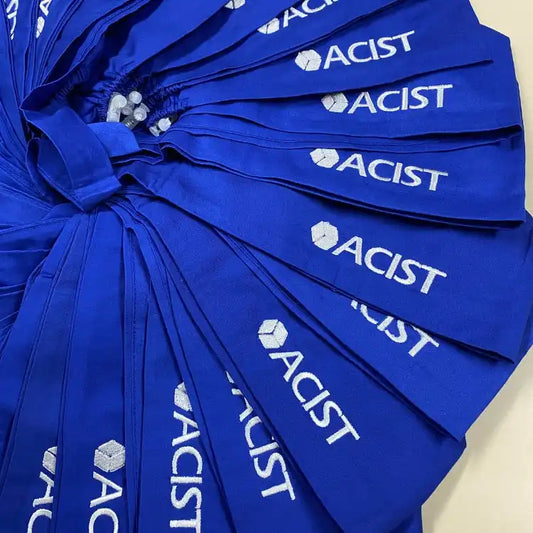 Des cordons bleu royal disposés en éventail affichant le texte 'ACIST' en blanc.