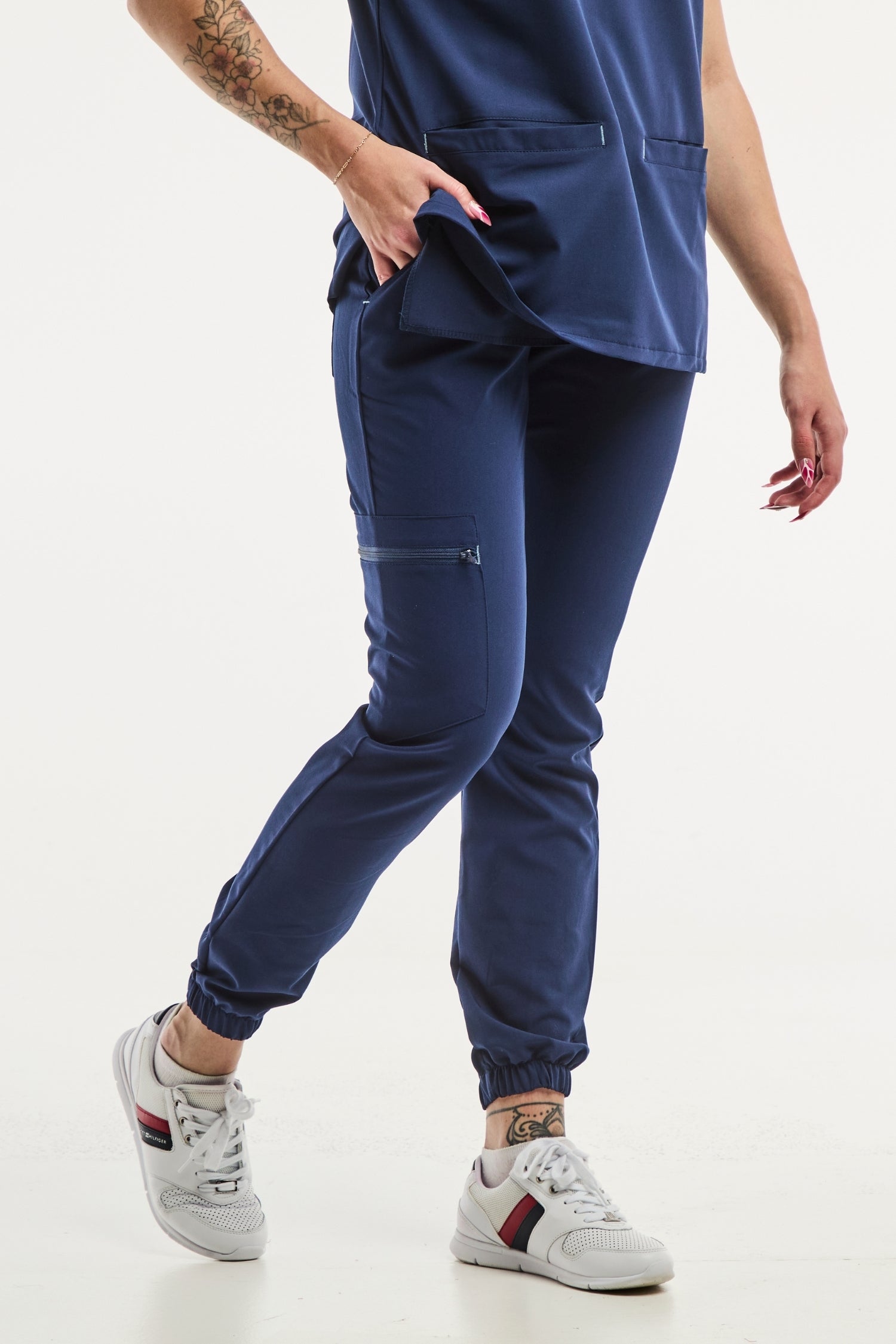 Pantalon médical slimfit new en bleu marine, idéal pour les professionnels de la santé