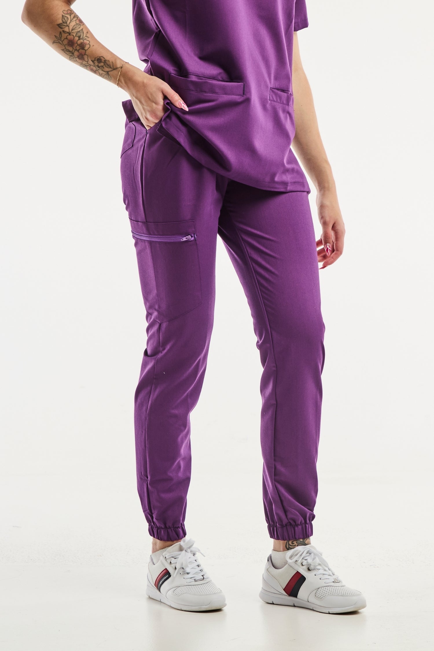 Pantalon médical violet Slimfit NEW affiché sur fond neutre