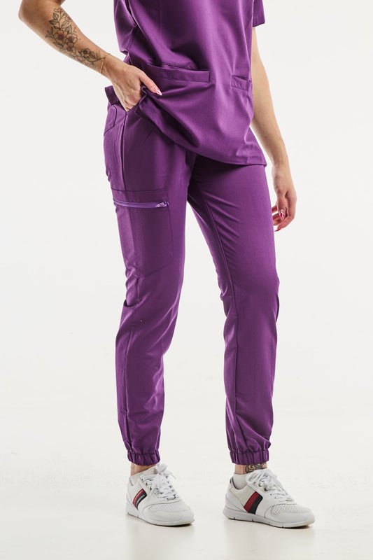 Pantalon médical violet Slimfit NEW affiché sur fond neutre