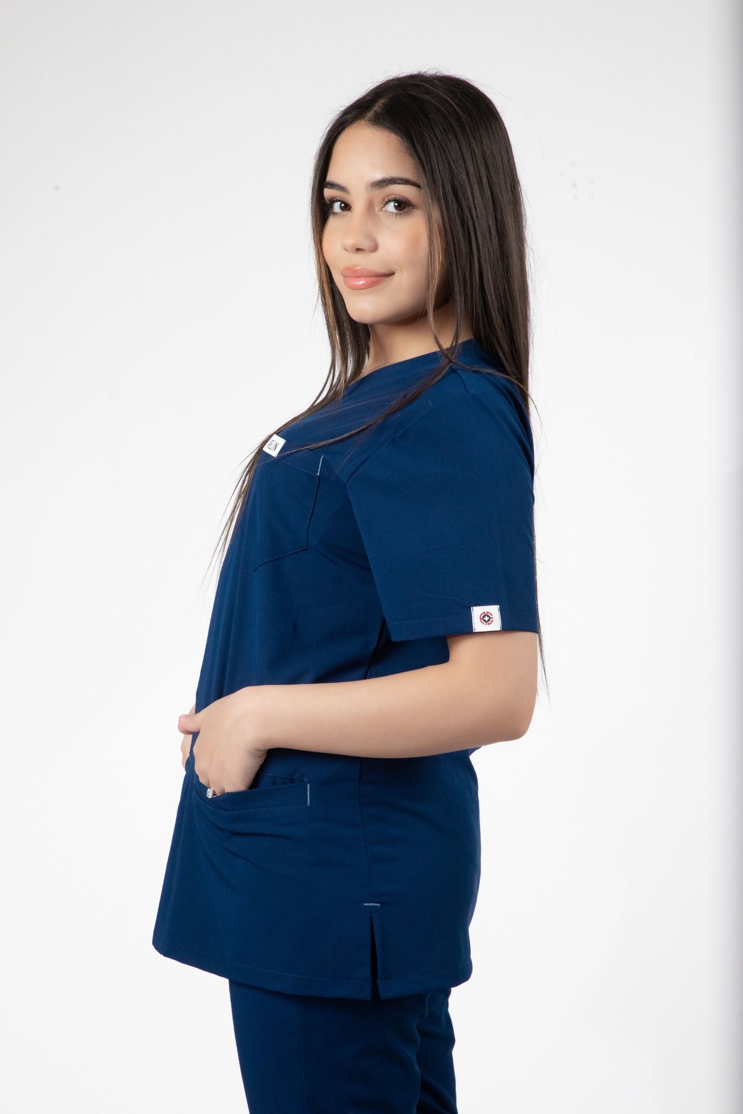 Femme en tenue médicale bleu Slimfit NEW – Tunique médicale élégante et moderne