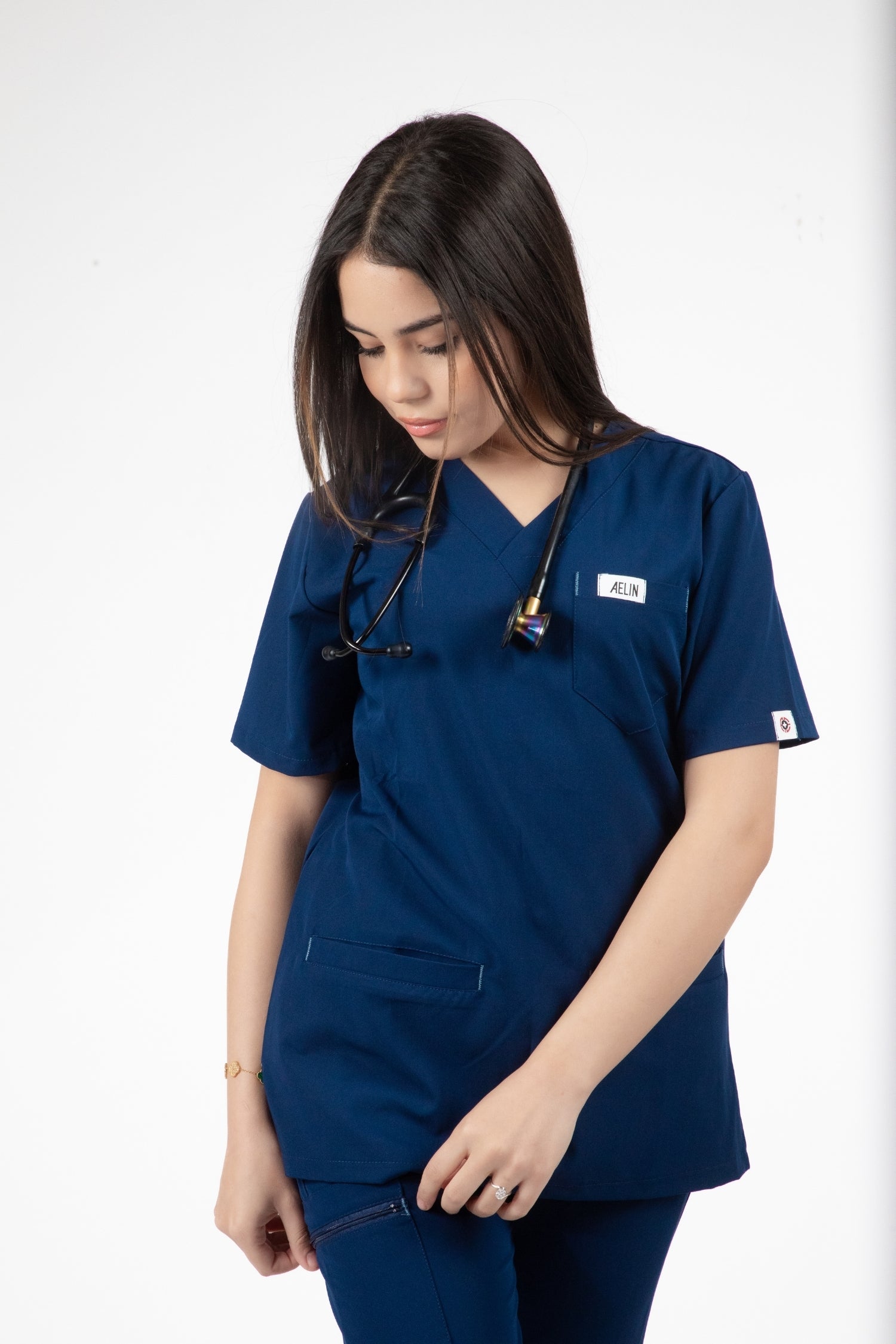 Femme portant une tunique médicale Slimfit NEW, tenues médicales bleu