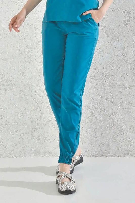 Femme en pantalon médical bleu cyan, tenues médicales modernes et confortables