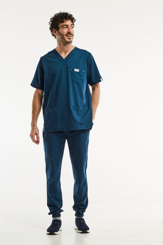 Homme en uniforme médical bleu turquoise, composé d’une blouse slimfit