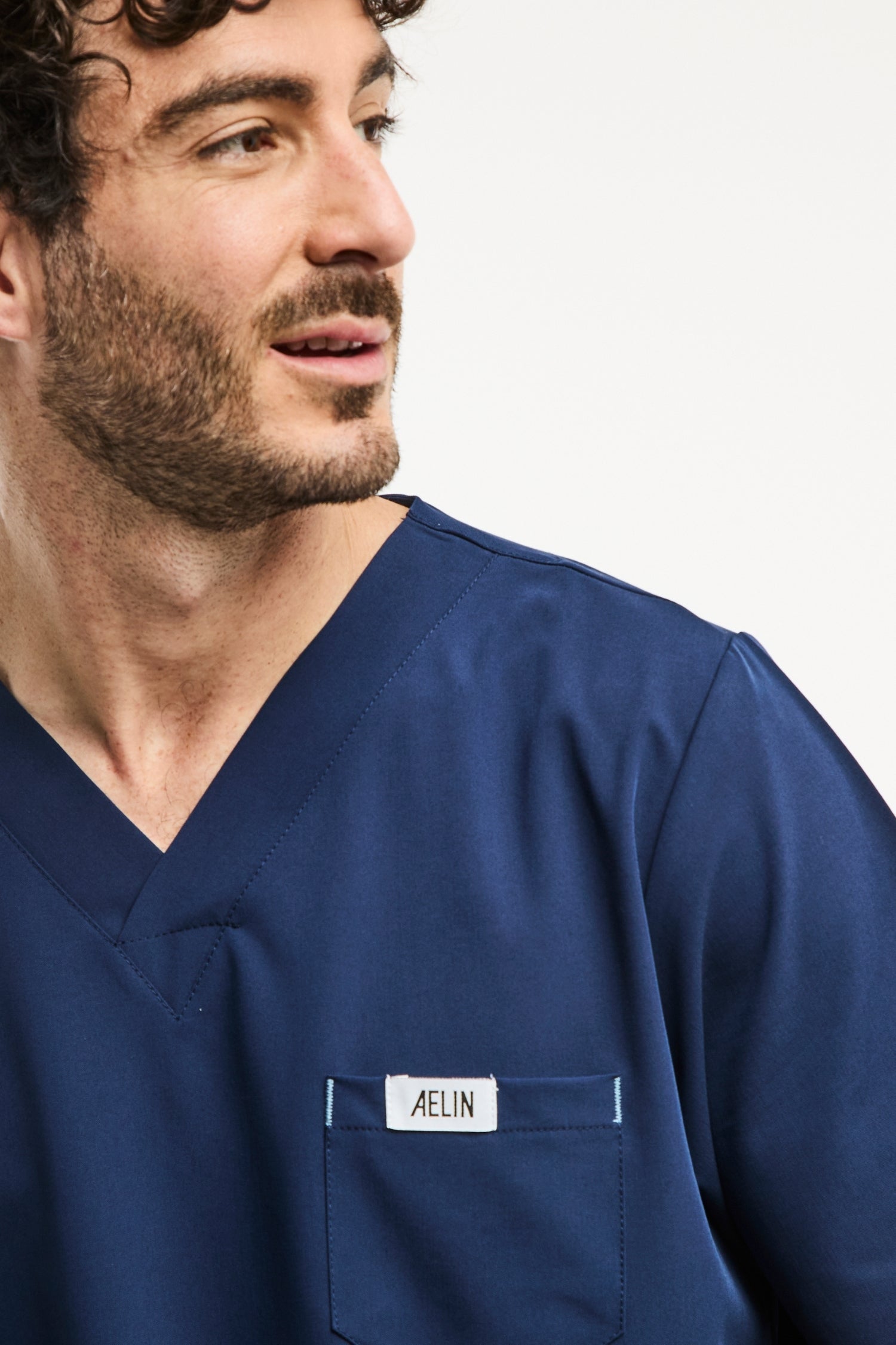 Tunique médicale bleu marine pour homme en slimfit, parfaite pour les uniforms