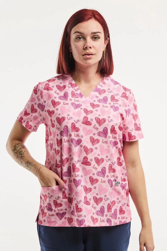 Tunique Médicale Stretch 4 Voies en rose avec imprimé cœurs, idéale pour les professionnels