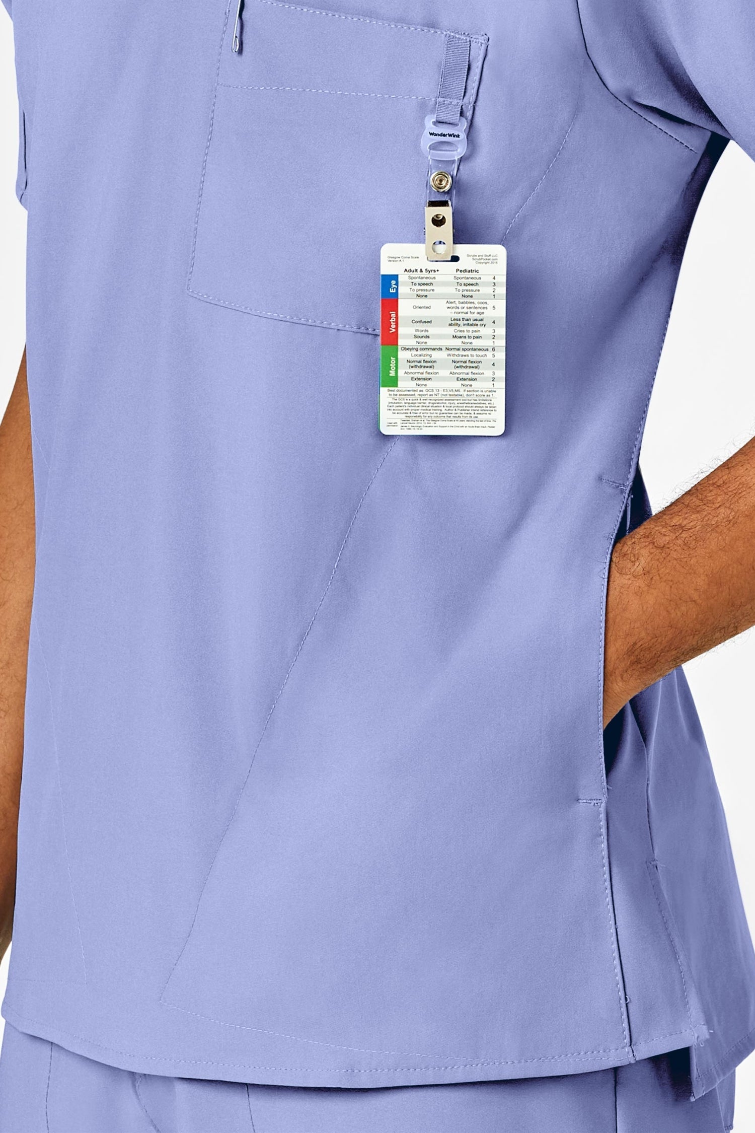 ID badge on bleu ciel tunique médicale pour homme en uniforme professionnel