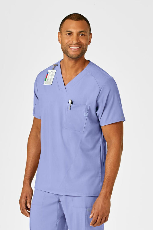 Travailleur de santé souriant en uniforme bleu ciel, portant une tunique médicale