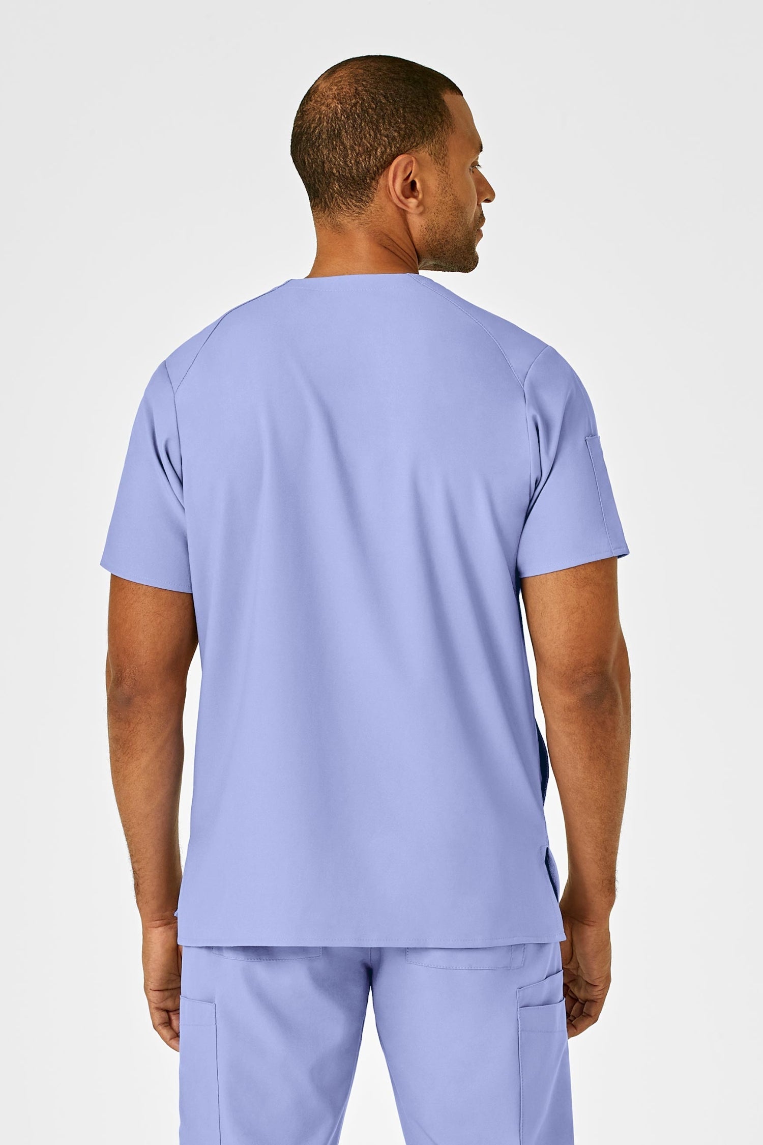 Tunique médicale bleu ciel portée par une personne vue de derrière