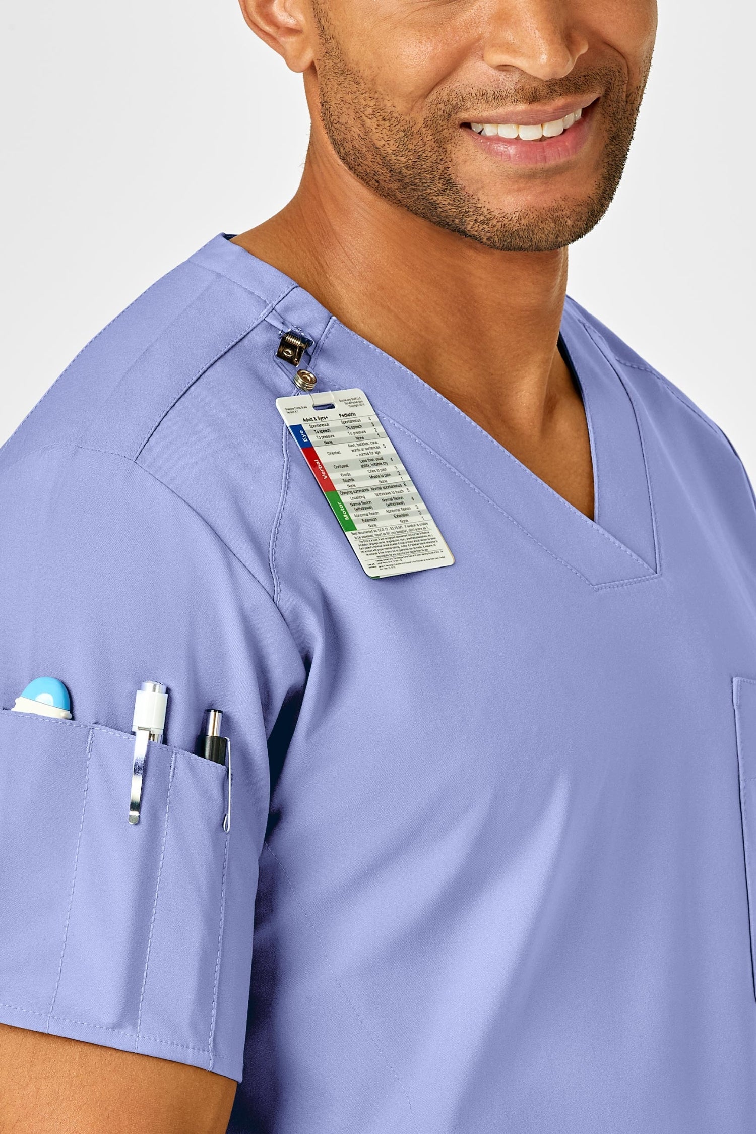 Travailleur de la santé en tunique médicale bleu ciel avec badge et stylos