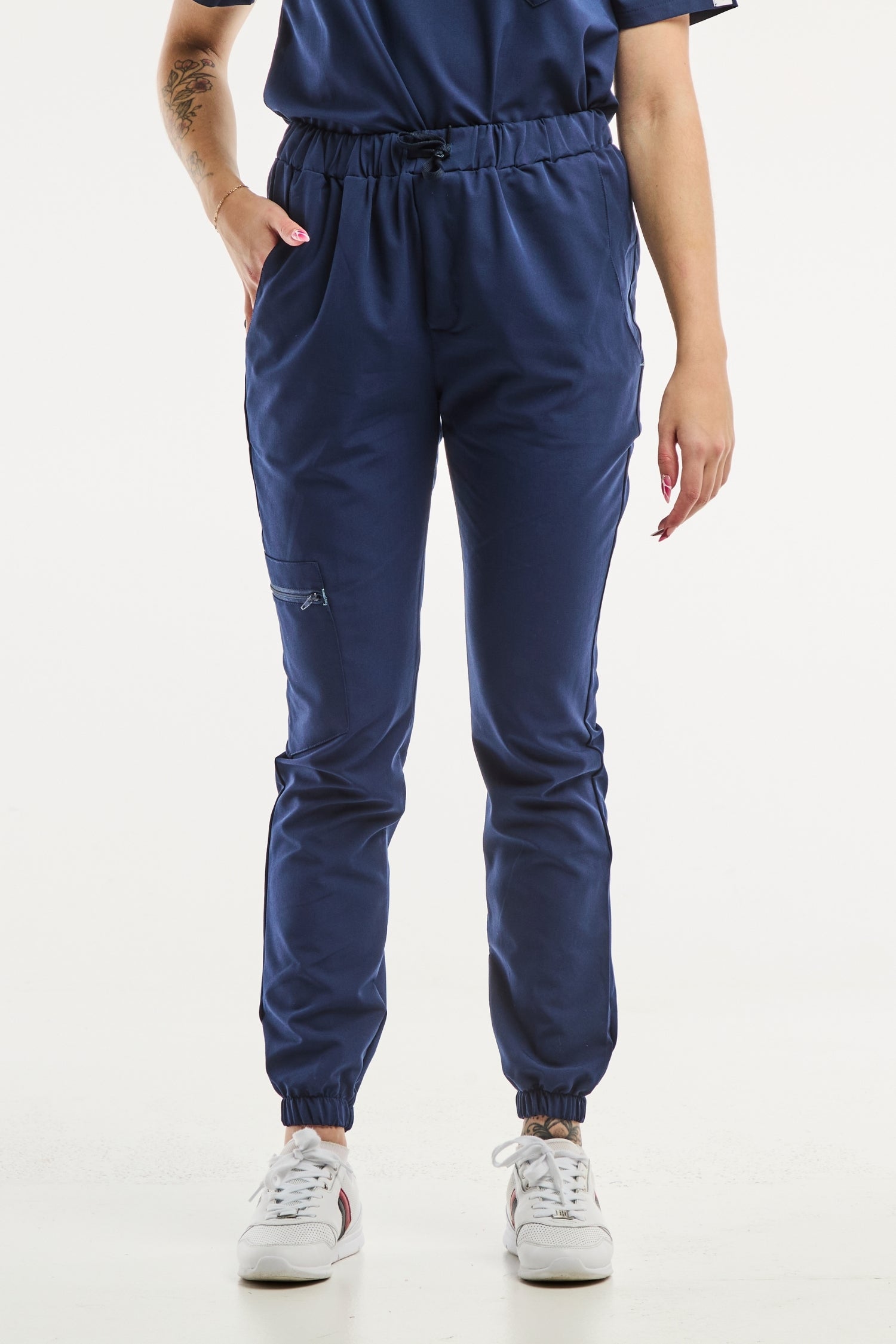 Pantalons de jogger bleu marine Slimfit pour uniforme médical assortis d’une blouse