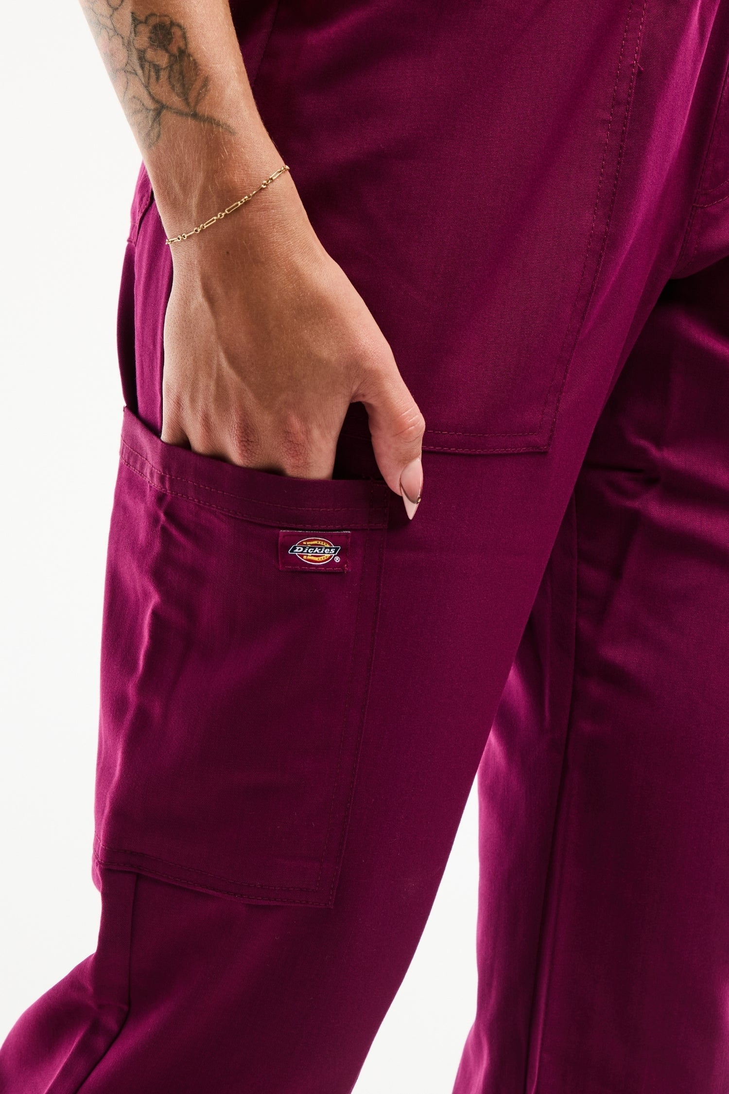 Pantalon médical Balance by Dickies femme bordeaux, coupe moderne, tissu extensible